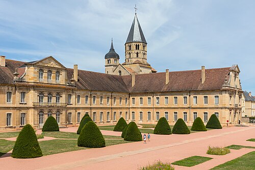 500px-Cluny_-_Bâtiments_abbatiaux_-_08
